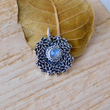 Load image into Gallery viewer, Labradorite Gothic Flowers Sterling Silver Pendant
