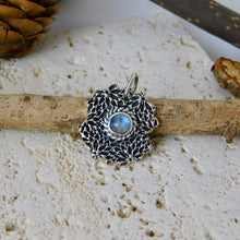 Load image into Gallery viewer, Labradorite Gothic Flowers Sterling Silver Pendant
