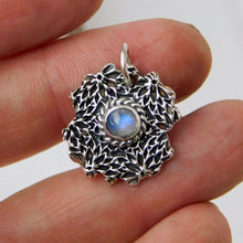 Load image into Gallery viewer, Labradorite Gothic Flowers Sterling Silver Pendant
